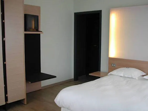 Hotel 322 Lambermont Brussels Schaerbeek 3*,
